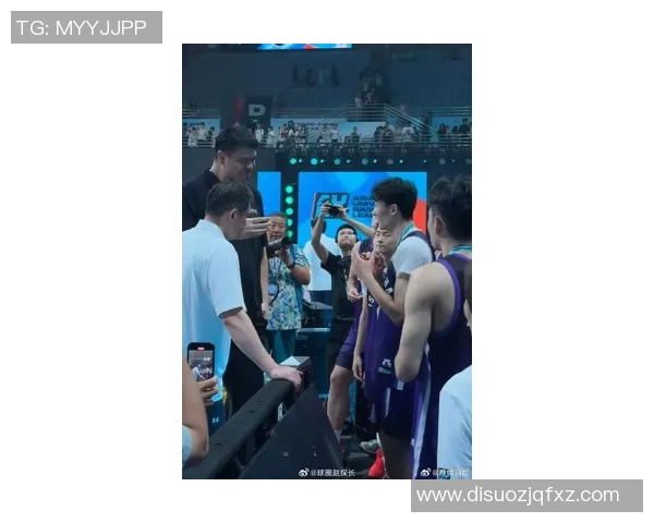 姚明球迷热情高涨纷纷呼喊支持偶像展现篮球热爱与团结精神