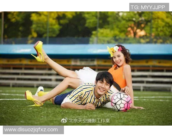 足球明星与模特女友的浪漫写真展现完美爱情与时尚魅力